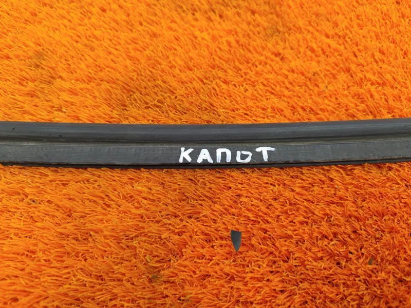 Уплотнитель капота