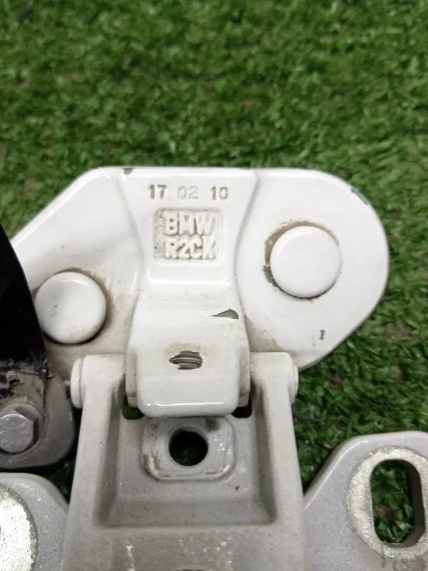 Петля двери багажника