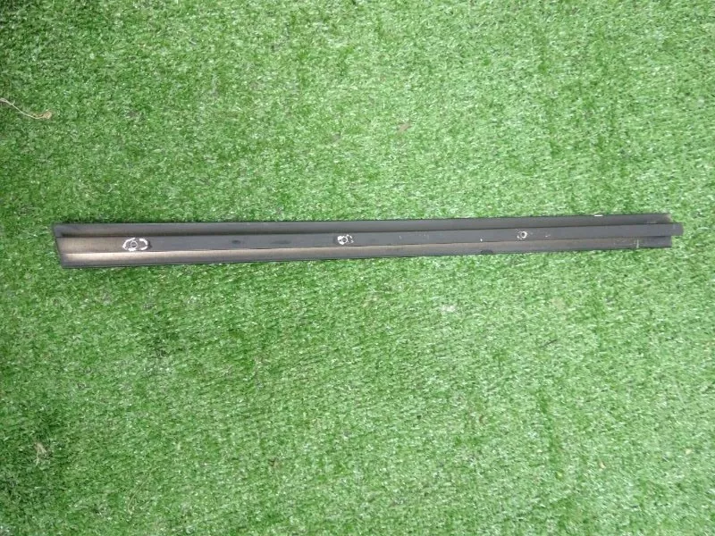 Направляющая стекла двери