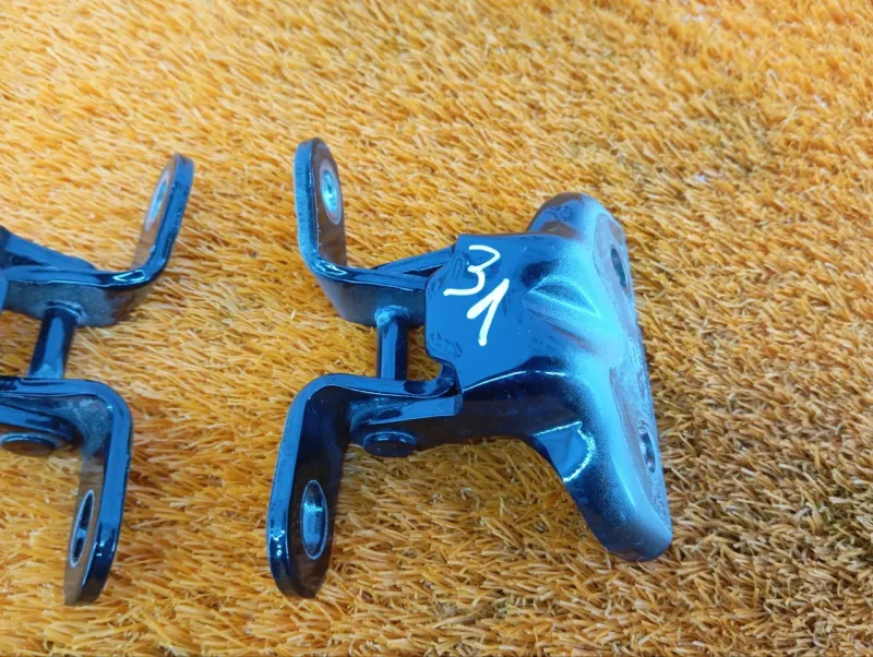 Петля двери