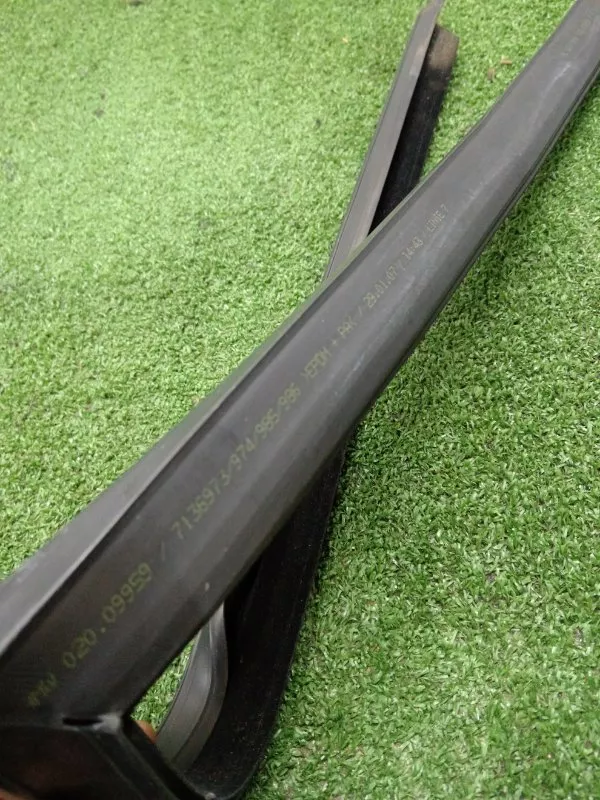 Уплотнитель стекла двери