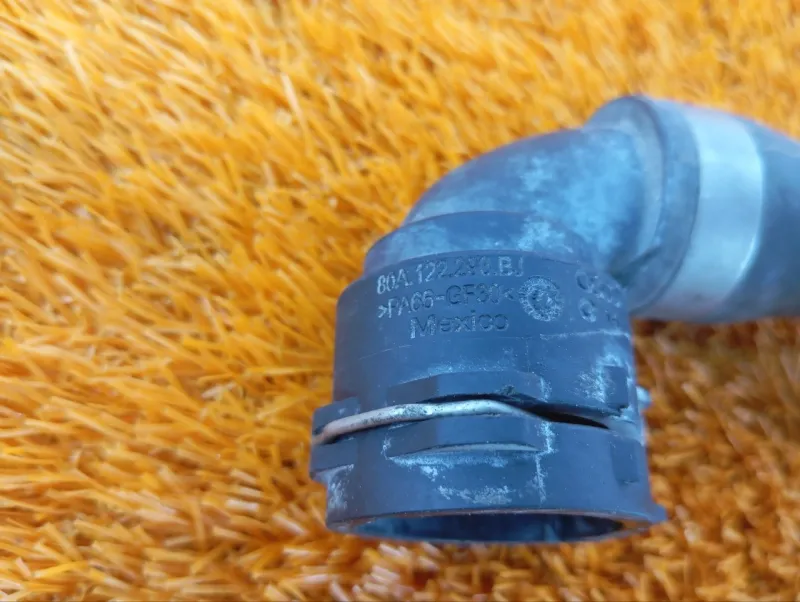 Патрубок системы охлаждения