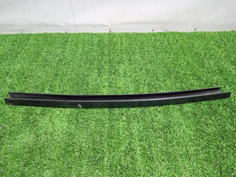 Направляющая стекла двери