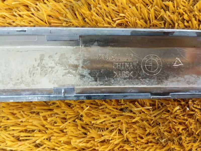 Молдинг крышки багажника