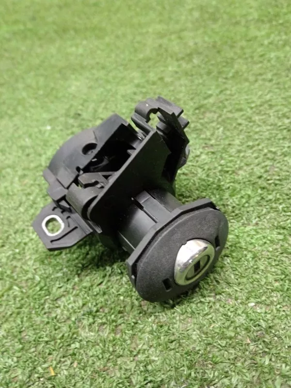 Личинка замка багажника