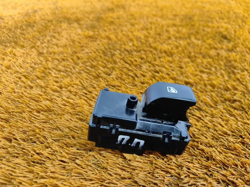 Кнопка стеклоподъемника