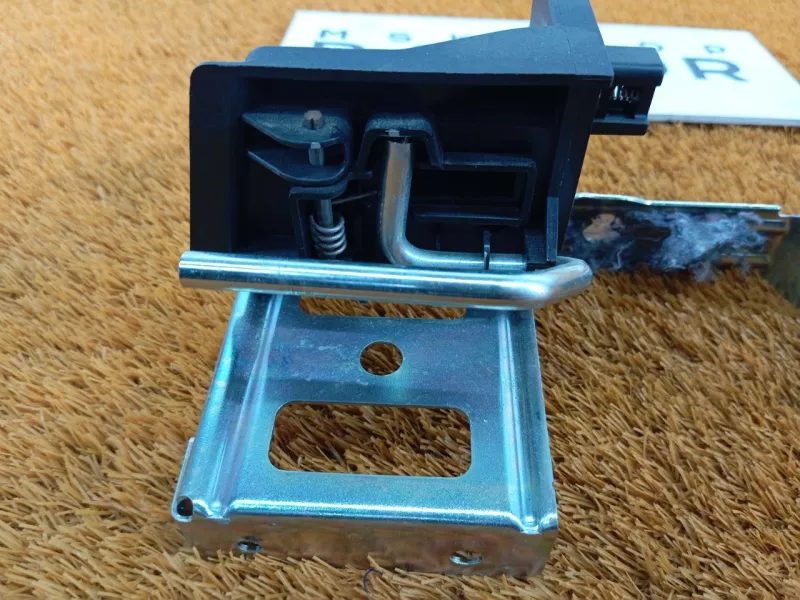 Направляющая шторки багажника