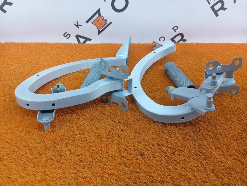 Петля крышки багажника