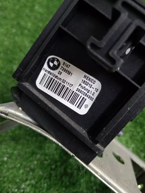 Кронштейн шторки багажника