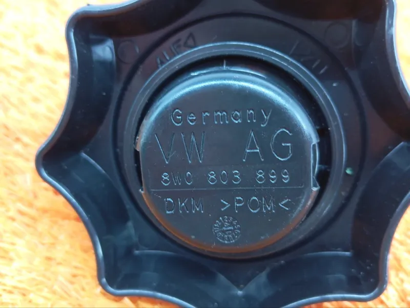 Болт крепления запасного колеса