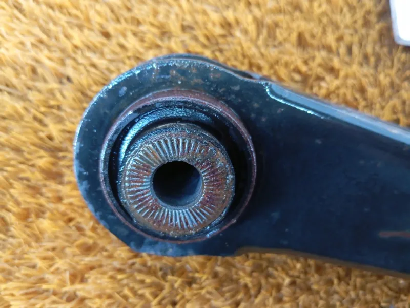 Рычаг подвески нижний