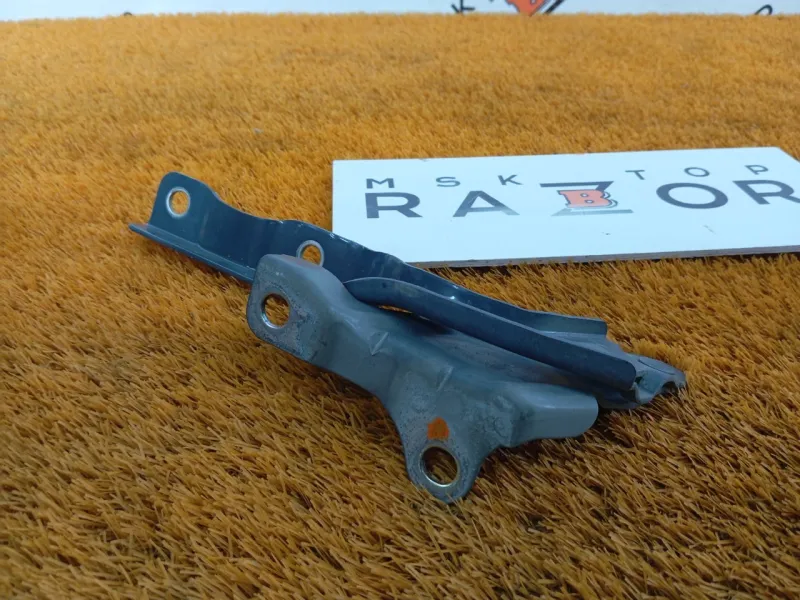 Петля капота