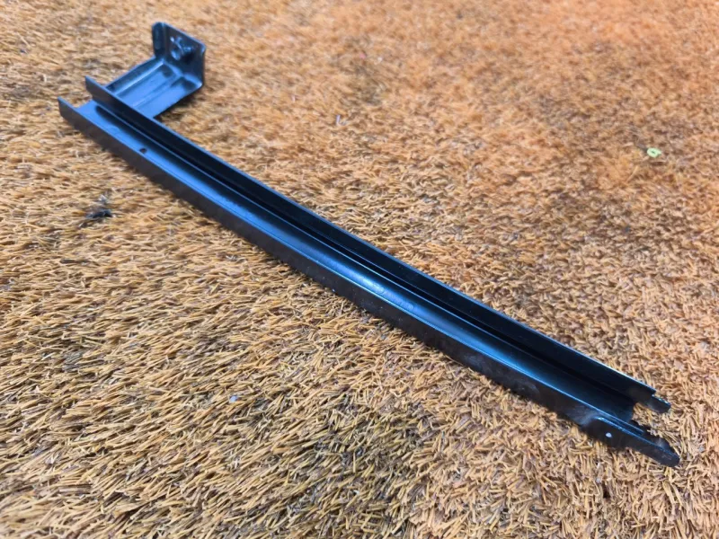 Направляющая стекла двери