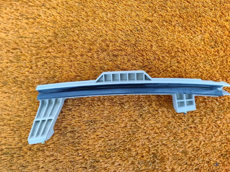 Направляющая стекла двери