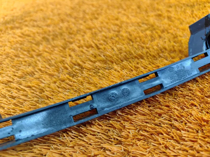 Направляющая стекла двери