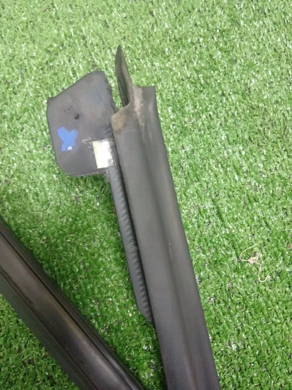 Уплотнитель стекла двери