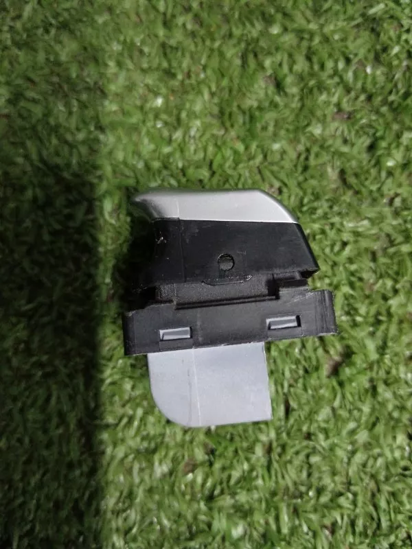 Кнопка стеклоподъемника