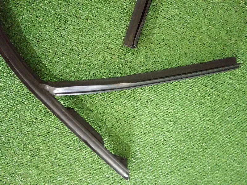 Уплотнитель стекла двери