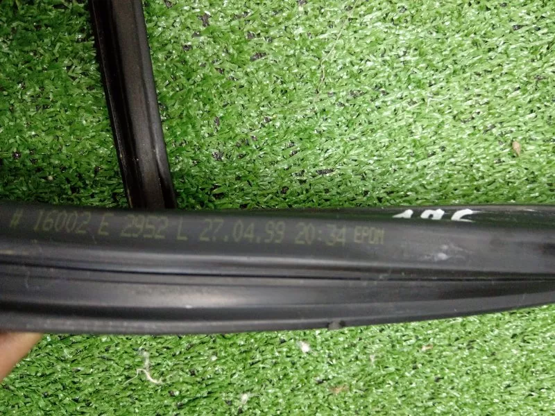 Уплотнитель стекла двери