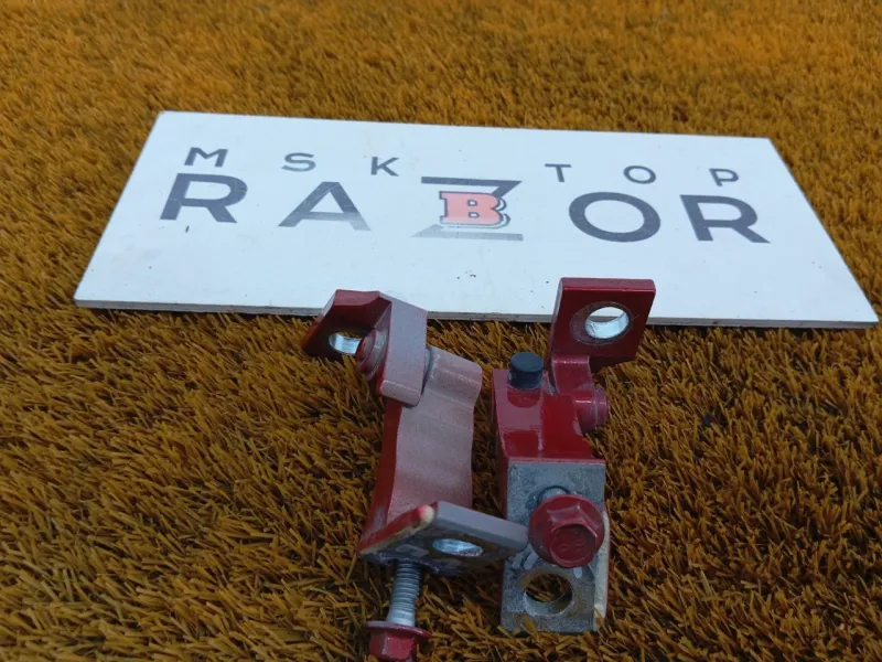 Петля двери