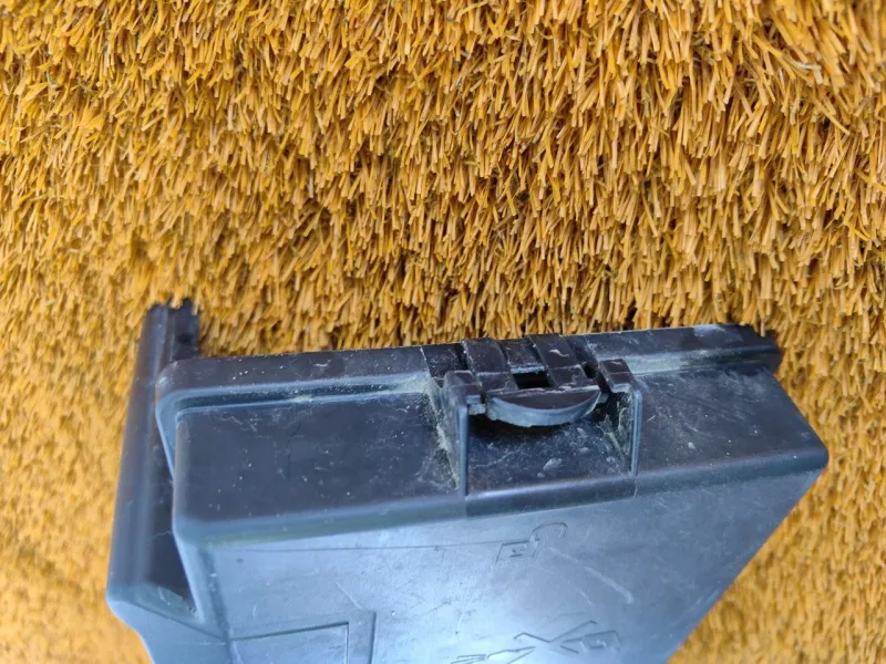 Крышка блока предохранителей