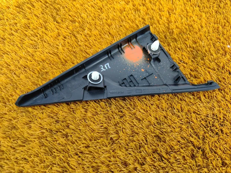 Уголок двери