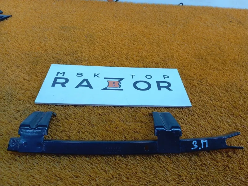 Направляющая стекла двери