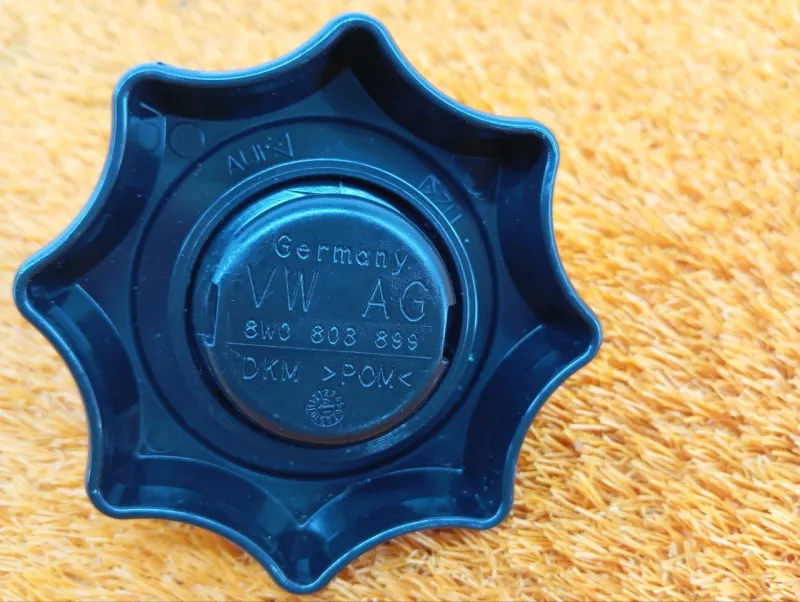 Болт крепления запасного колеса