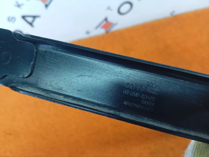 Крепление топливного бака