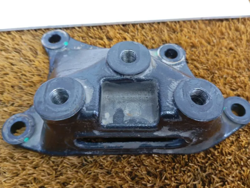 Крепление двигателя