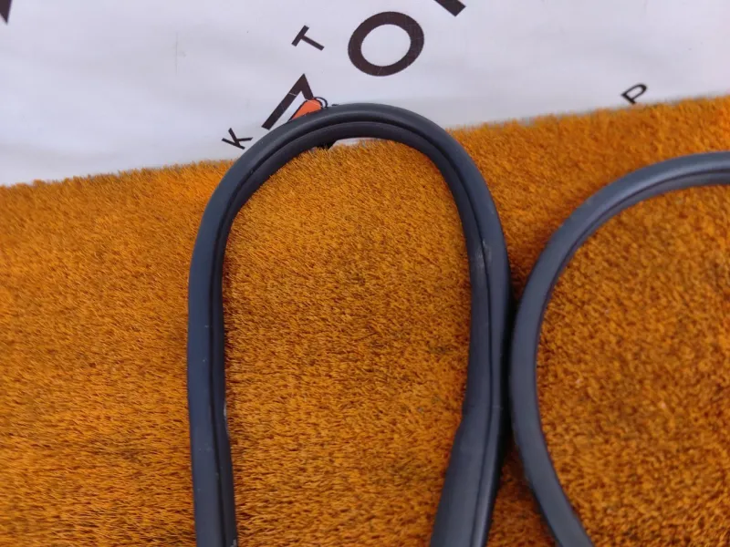 Уплотнитель проема двери