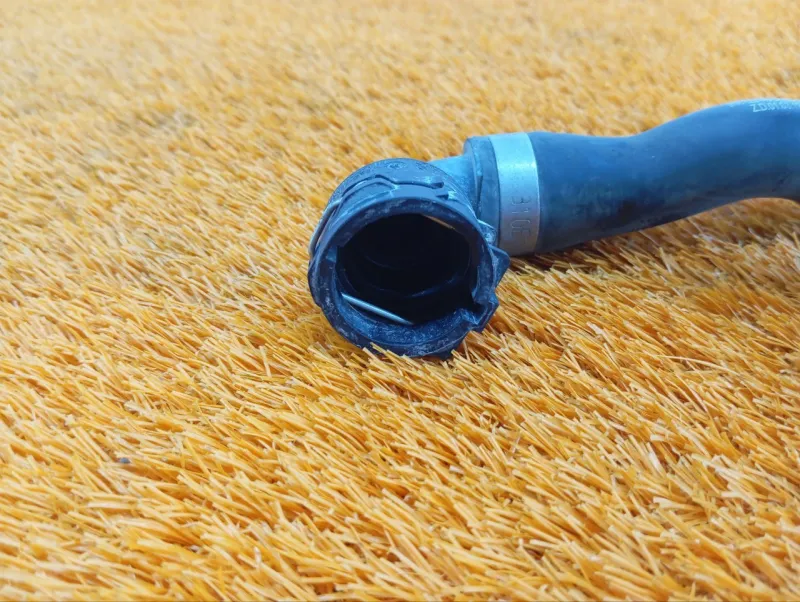 Патрубок системы охлаждения