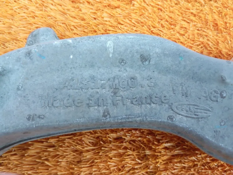 Крепление амортизатора