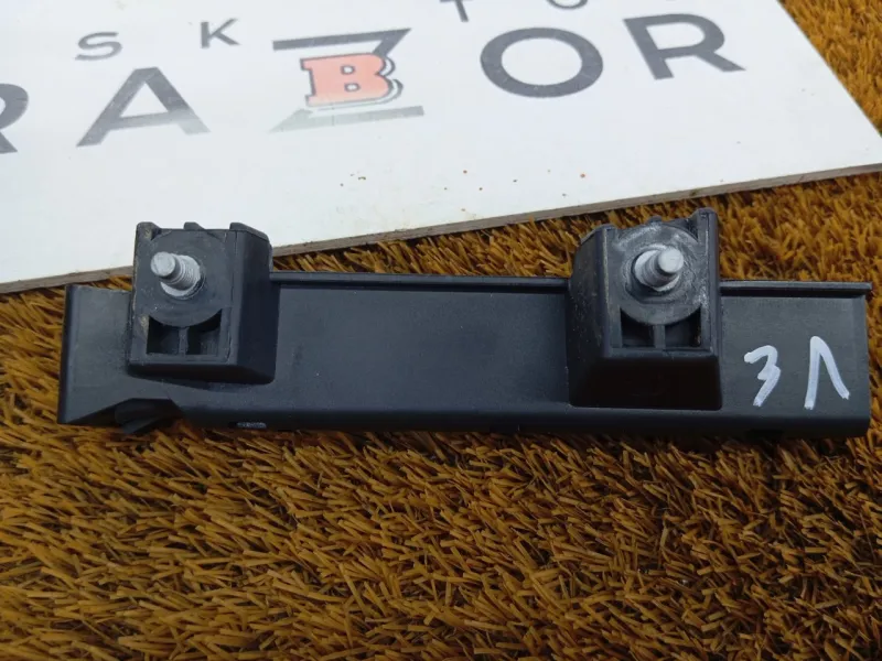 Направляющая стекла двери