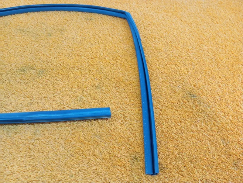 Уплотнитель стекла двери