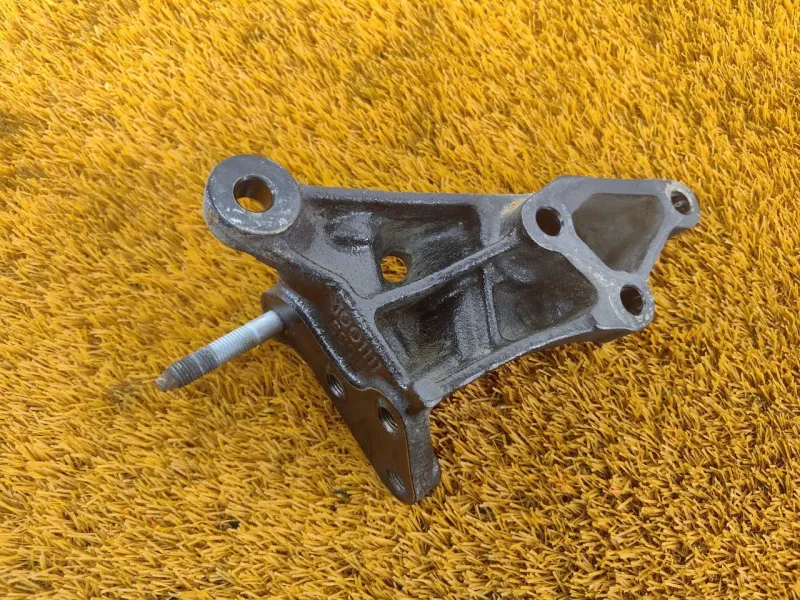 Кронштейн опоры двигателя