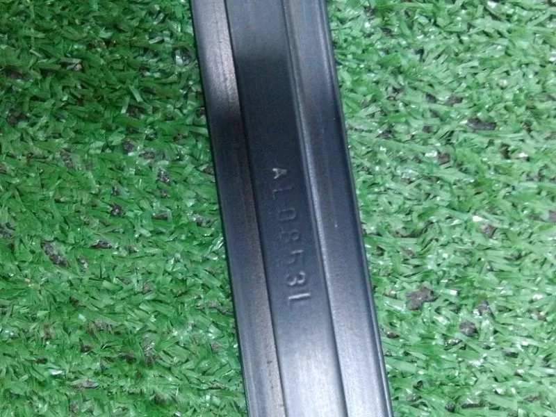 Направляющая стекла двери