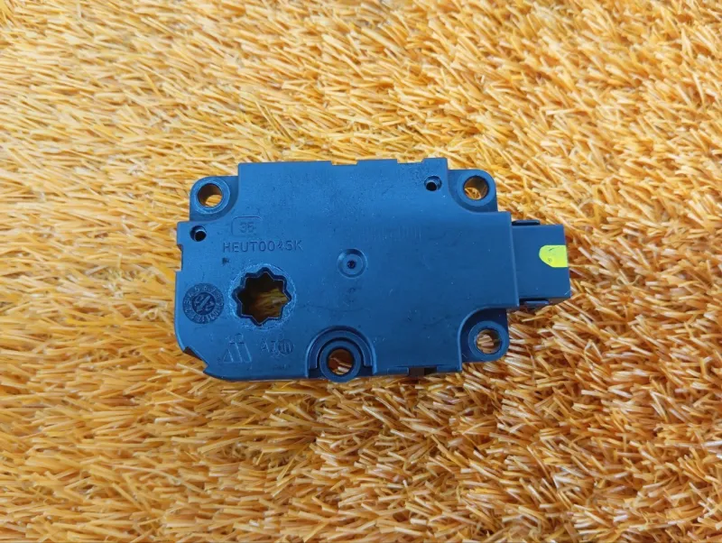 Сервопривод заслонок печки