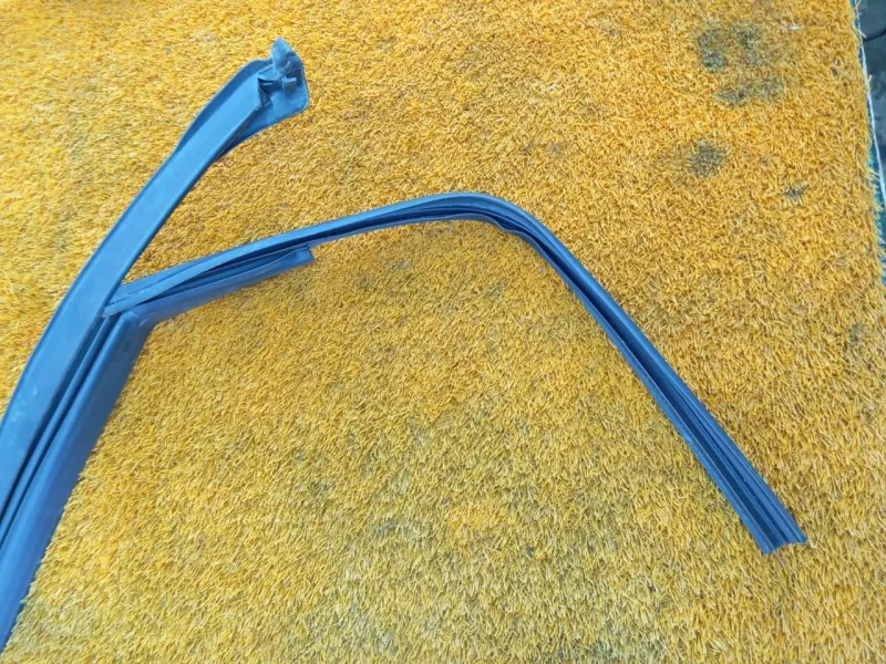 Уплотнитель стекла двери