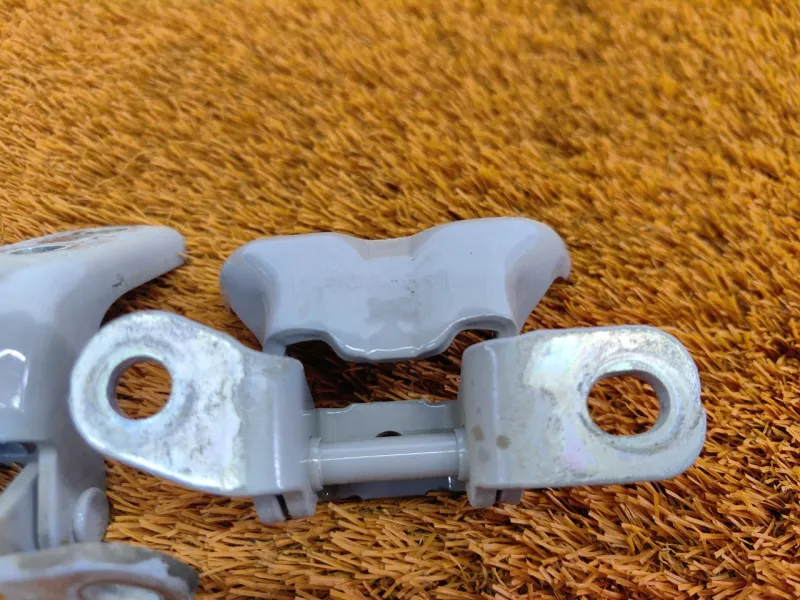 Петля двери