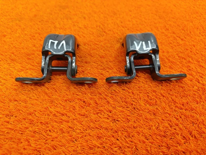 Петля двери