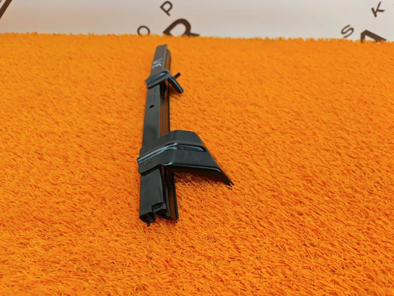 Направляющая стекла двери