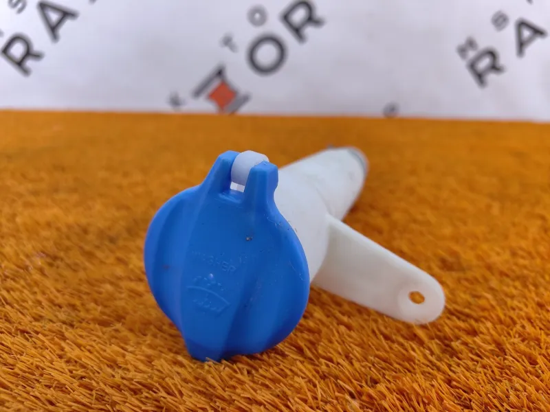 Горловина бачка стеклоомывателя