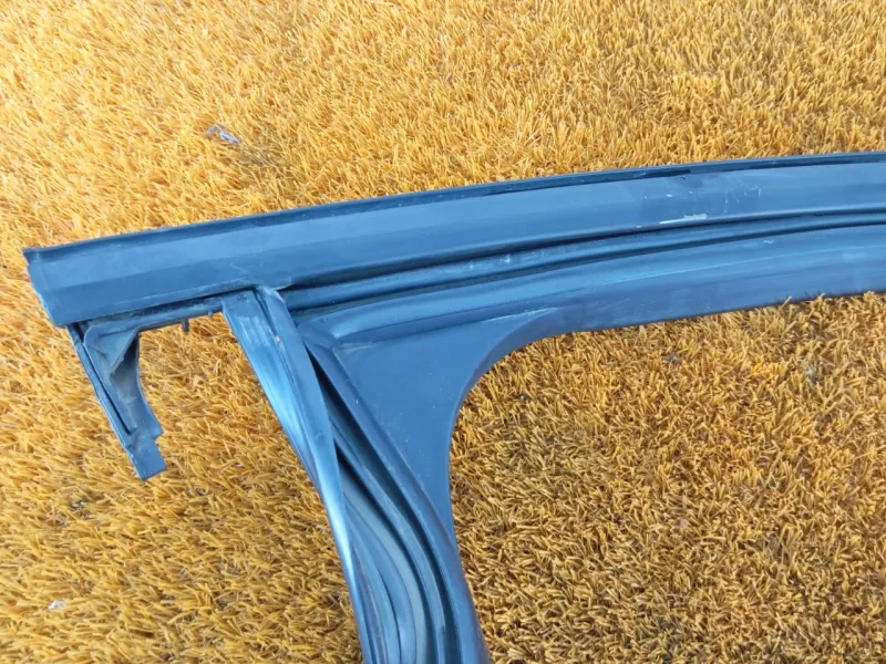 Уплотнитель стекла двери