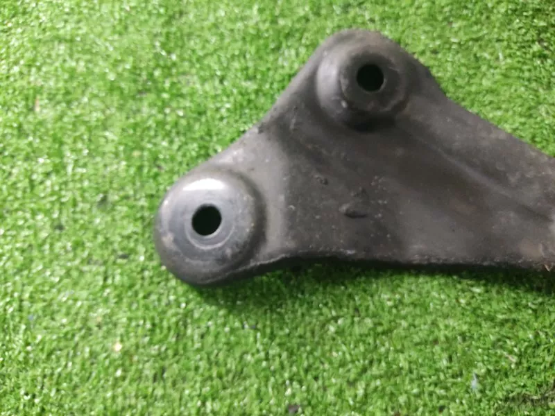 Крепление балки подвески