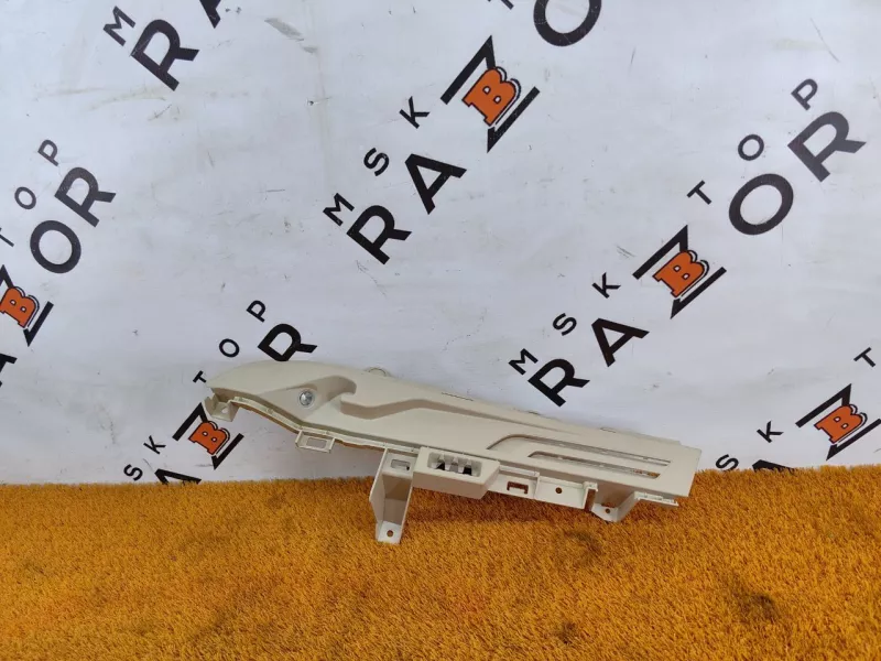 Направляющая шторки багажника