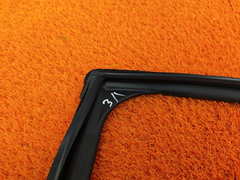 Уплотнитель стекла двери