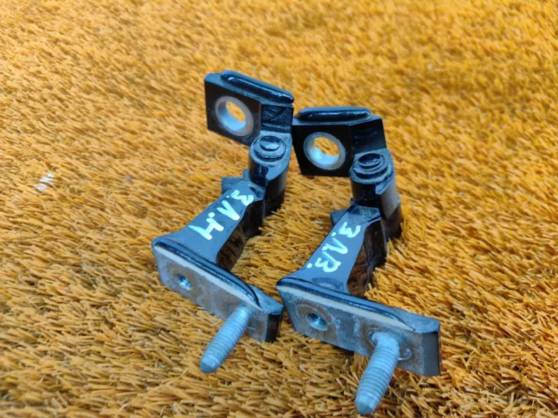 Петля двери