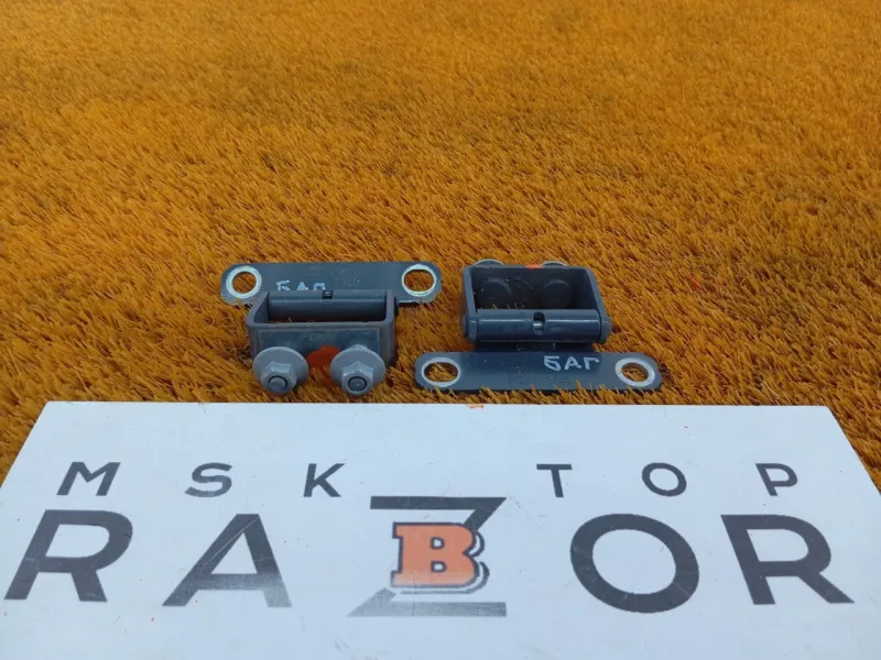 Петля двери багажника