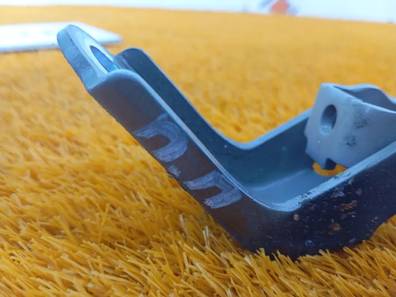 Петля двери